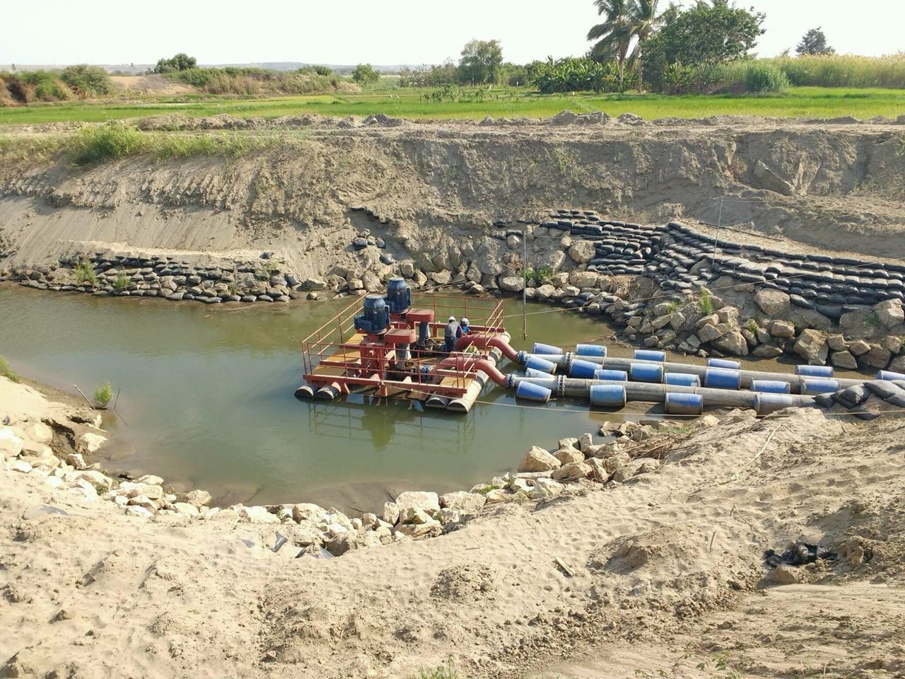 Sistemas de Bombeo Flotante con Boyas y Barcazas